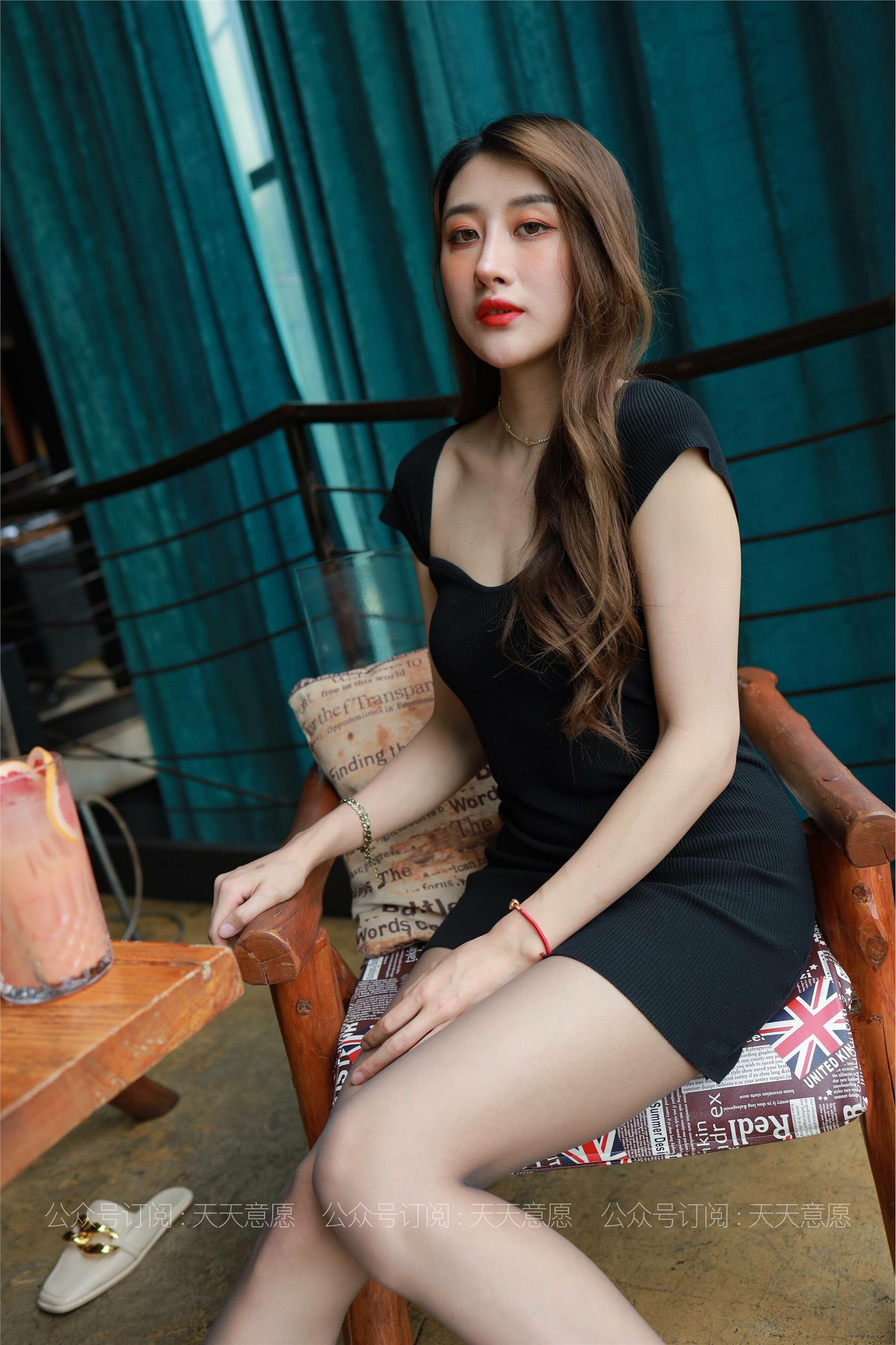 IESS异思趣向 - 模特：夏夏《灰丝长腿一米二》